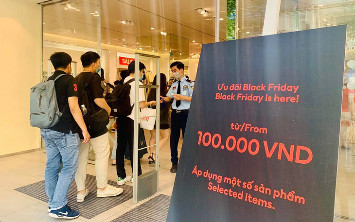 Ùn ùn kéo nhau săn hàng Black Friday: giá giảm không sâu mua vẫn nhiều - Ảnh 8.