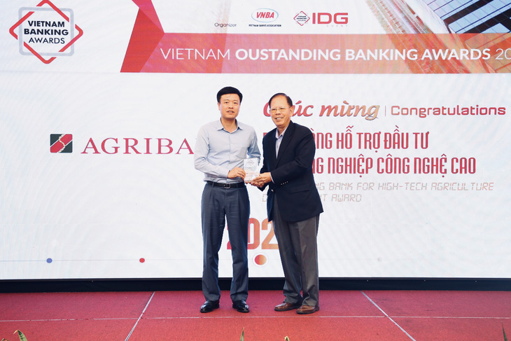 Agribank được vinh danh 2 giải thưởng Ngân hàng Việt Nam tiêu biểu 2020 - Ảnh 1.