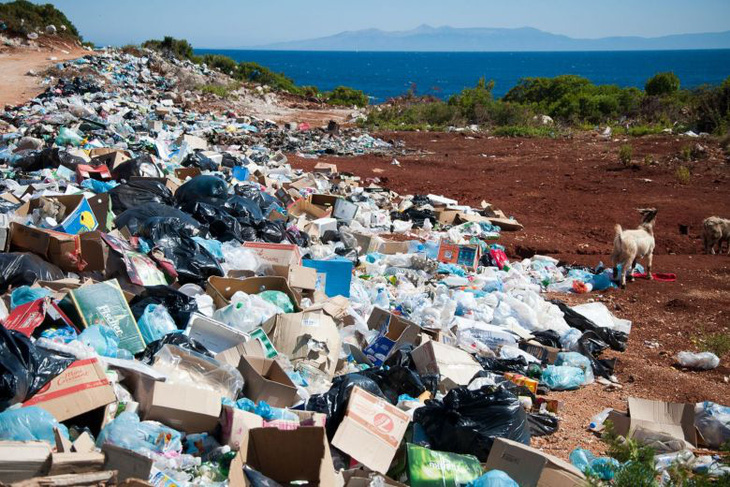 Trung Quốc cấm nhập khẩu tất cả rác thải để ngăn ô nhiễm - Ảnh 1.