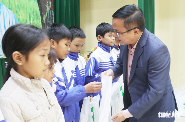 Trao học bổng tiếp sức cho con nhà nông Nghệ An đến trường - Ảnh 1.