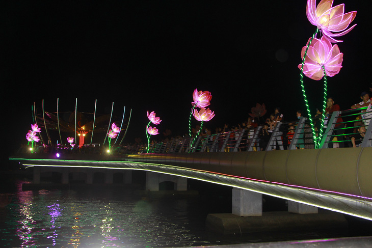 Lung linh đêm hoa đăng bên bến Ninh Kiều - Ảnh 1.