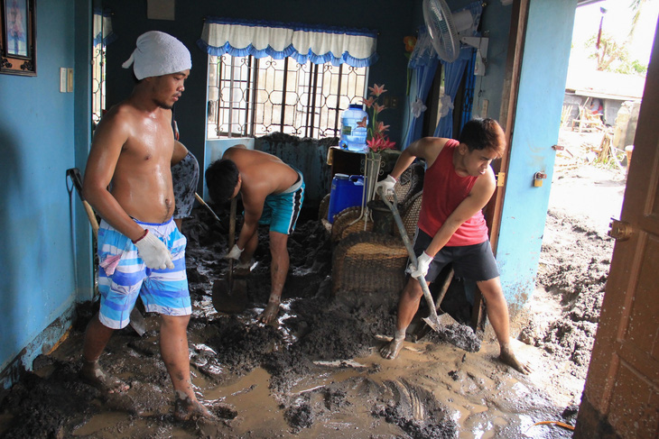 Bão Goni: 20 người chết, 90% nhà cửa trên đảo bị hư hại ở Philippines - Ảnh 4.