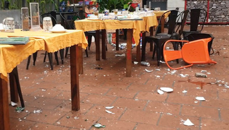 Truy xét vụ ẩu đả náo loạn quán ăn ở quận Tân Phú, TP.HCM - Ảnh 2.