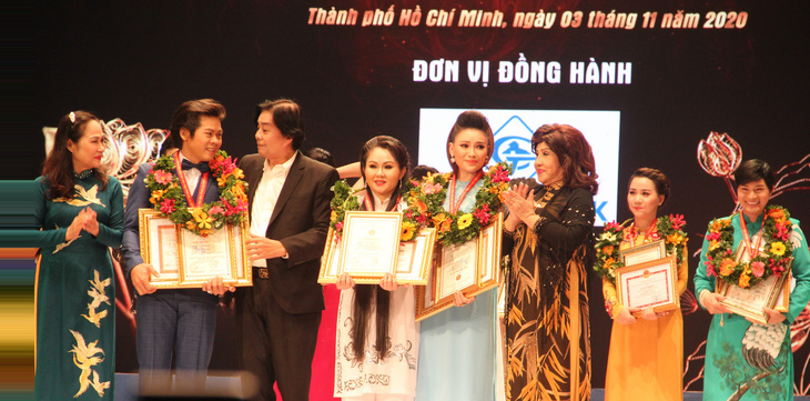 Trao 19 huy chương cho Tài năng diễn viên sân khấu cải lương Trần Hữu Trang năm 2020 - Ảnh 2.