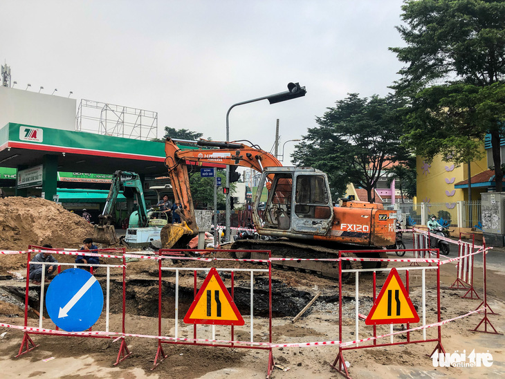 Lại xuất hiện hố sụt sâu 8m có thể nuốt chửng xe tải trên đường Phan Văn Trị - Ảnh 5.