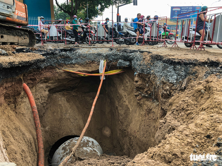 Lại xuất hiện hố sụt sâu 8m có thể nuốt chửng xe tải trên đường Phan Văn Trị - Ảnh 1.
