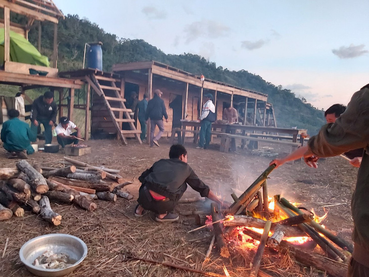 Vẫn chưa tiếp cận được hai đoàn du khách mắc kẹt trên núi Tà Giang - Ảnh 2.