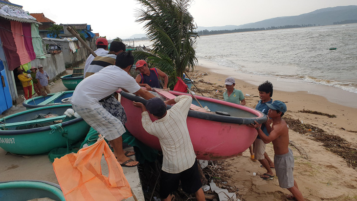 Làng triều cường hối hả chạy’ bão số 10 - Ảnh 6.