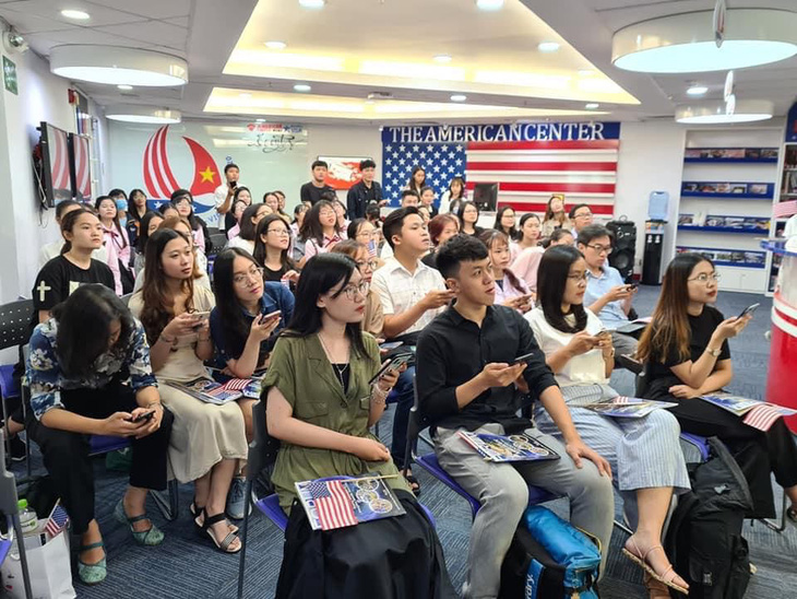 Người Mỹ ở Việt Nam hồi hộp chờ kết quả bầu cử tổng thống - Ảnh 4.