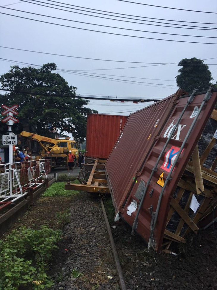 Vụ tàu hỏa tông đứt đôi container do trực ban quên báo tàu cho gác chắn - Ảnh 1.