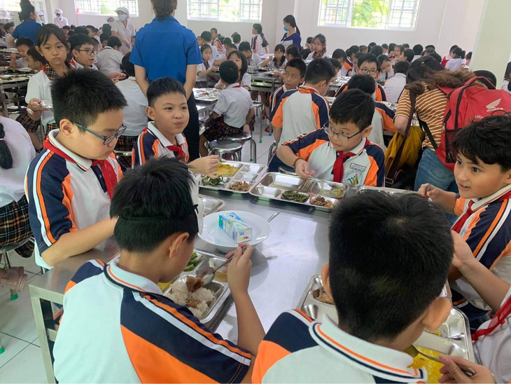 Yêu cầu giải quyết vụ bữa ăn bán trú ở Trường Trần Thị Bưởi ngay trong tuần - Ảnh 1.