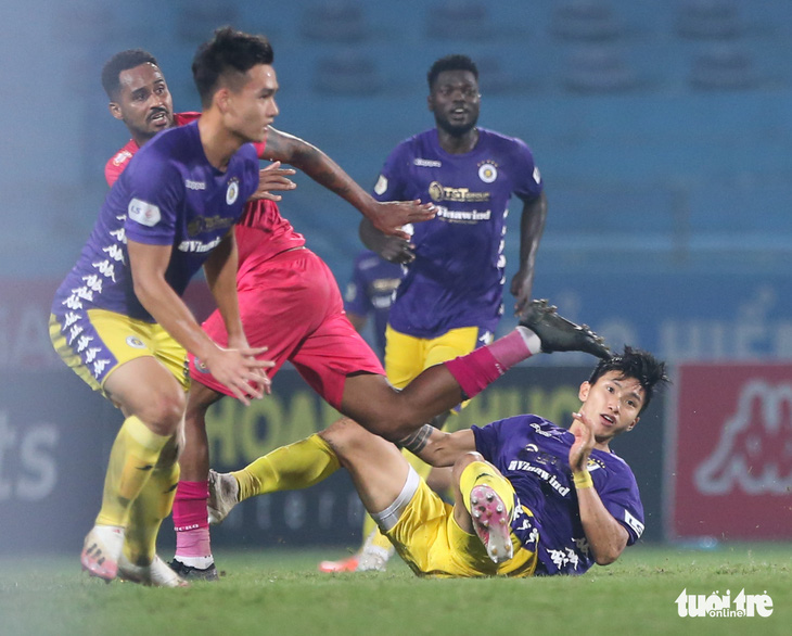 Văn Hậu và Tấn Trường cùng mắc lỗi dẫn đến bàn thua của Hà Nội FC - Ảnh 4.