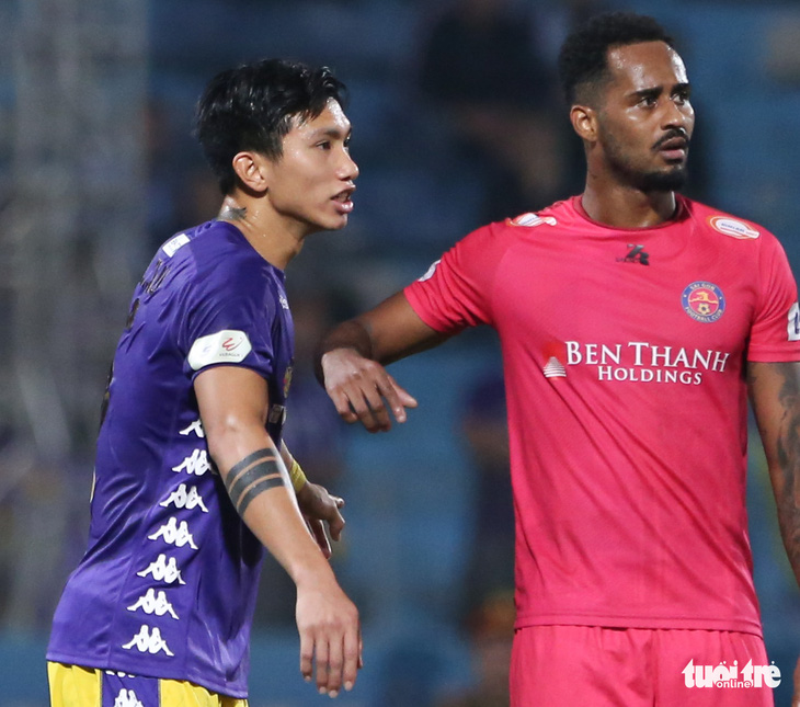 Văn Hậu và Tấn Trường cùng mắc lỗi dẫn đến bàn thua của Hà Nội FC - Ảnh 1.