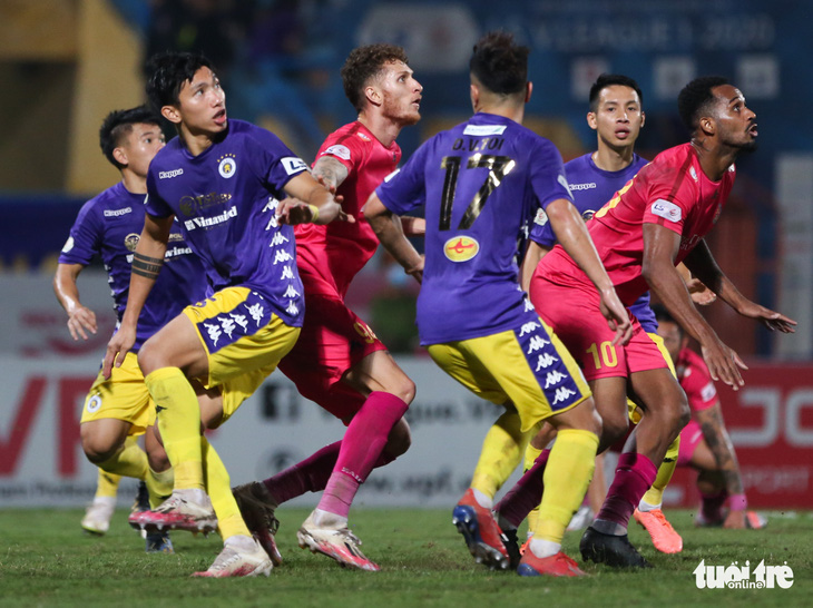 Văn Hậu và Tấn Trường cùng mắc lỗi dẫn đến bàn thua của Hà Nội FC - Ảnh 2.