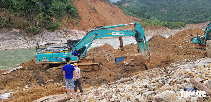 Bàn phương án nắn sông tìm người mất tích ở thủy điện Rào Trăng 3 - Ảnh 1.