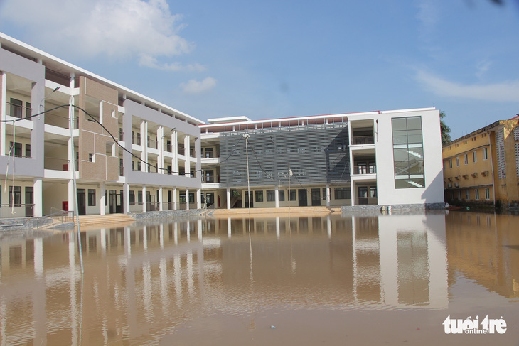 Trường mới xây đã ngập úng, huyện nói ‘tạm bàn giao phục vụ học tập’ - Ảnh 1.