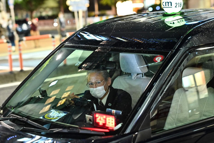Tokyo: Cho phép lái xe taxi từ chối chở khách không đeo khẩu trang - Ảnh 1.