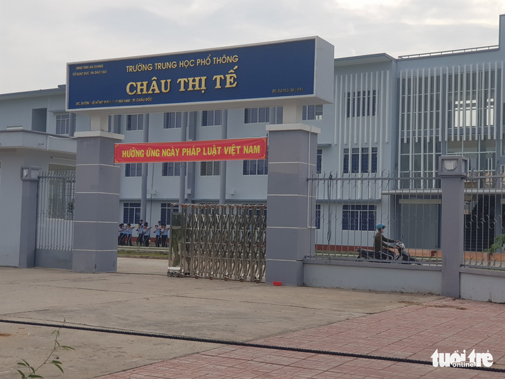 Học trò đánh nhau bầm giập, trường không hay biết - Ảnh 2.