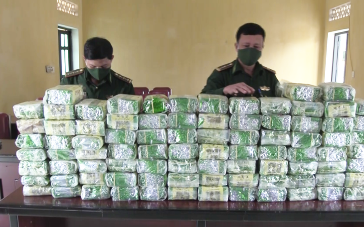 Truy bắt nhóm nghi phạm vứt 100kg ma túy đá ở biên giới