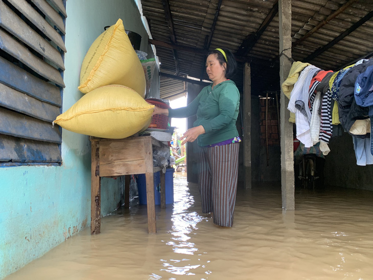 NÓNG ở Quảng Ngãi: Nước lên thấy rõ luôn. Tôi cõng mẹ chạy lũ, còn đồ đạc bỏ hết - Ảnh 1.