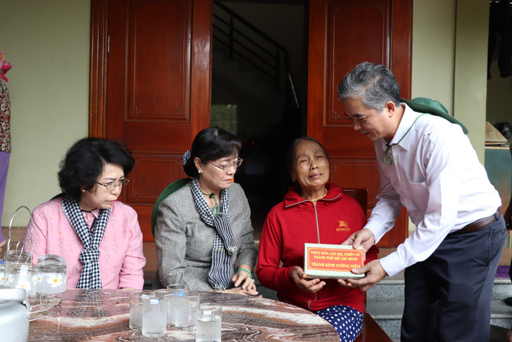Đoàn đại biểu TP.HCM thăm, hỗ trợ 2,2 tỉ đồng cho Nghệ An khắc phục bão lũ - Ảnh 2.