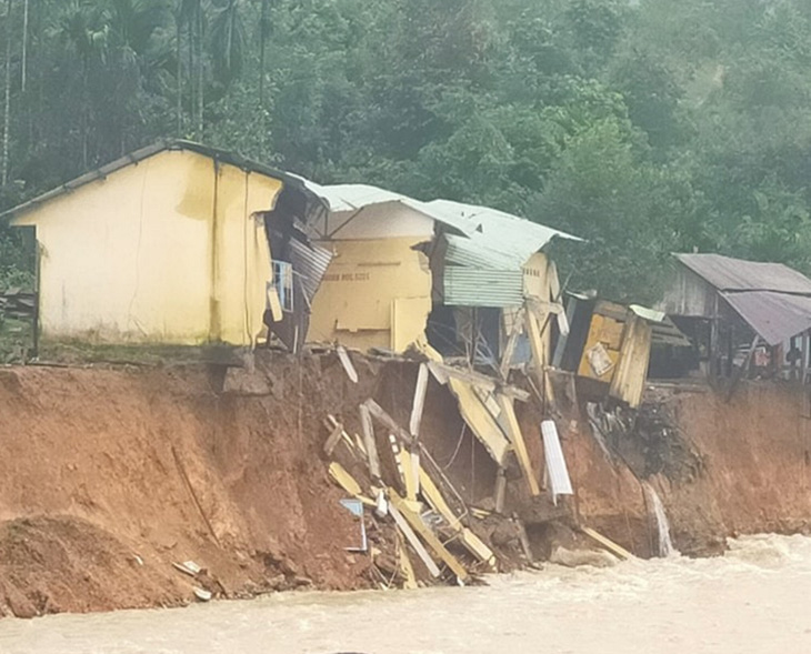 Sạt lở bờ sông, 14 ngôi nhà ở xã Trà Leng bị cuốn trôi - Ảnh 1.