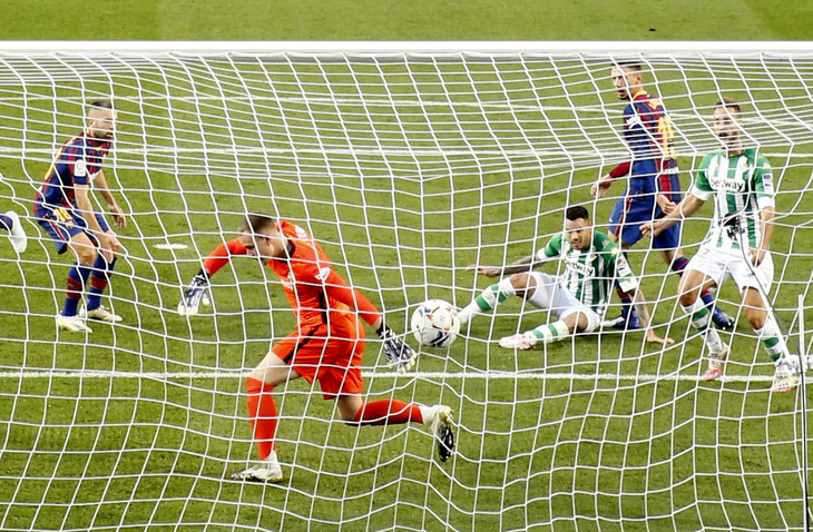 Vào sân từ băng ghế dự bị, Messi lập cú đúp giúp Barca đại thắng - Ảnh 4.