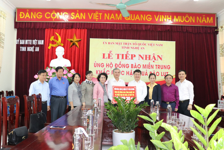 Đoàn đại biểu TP.HCM thăm, hỗ trợ 2,2 tỉ đồng cho Nghệ An khắc phục bão lũ - Ảnh 1.