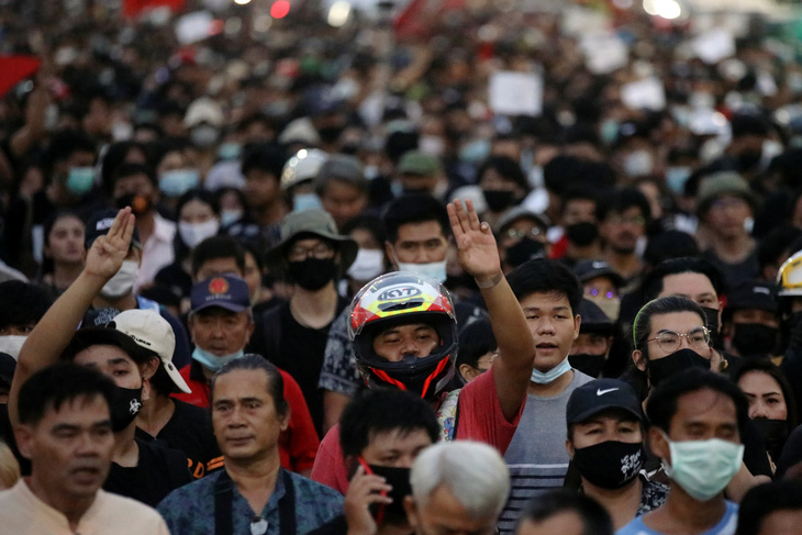 Thái Lan: Người biểu tình dâng thư cho nhà vua bị xịt vòi rồng - Ảnh 2.
