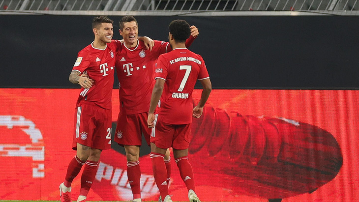 Bayern giành thắng lợi ở Siêu kinh điển nước Đức sau cơn mưa bàn thắng - Ảnh 2.