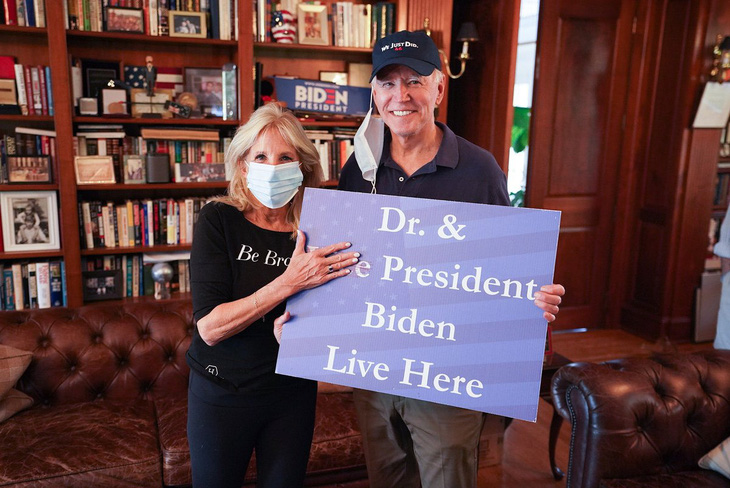 Khoảnh khắc gia đình Biden nhận tin thắng cử qua tivi - Ảnh 2.
