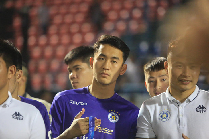 Cầu thủ Hà Nội buồn bã rời sân Cẩm Phả - Ảnh 2.