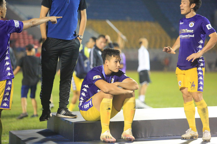 Cầu thủ Hà Nội buồn bã rời sân Cẩm Phả - Ảnh 3.