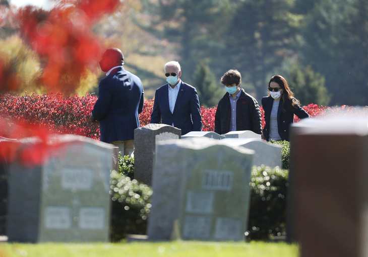 Ông Biden đi thăm mộ người con trai đã khuyến khích ông ra tranh cử lần 3 - Ảnh 2.