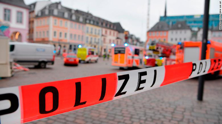 Xe lao vào đường đi bộ ở Đức, 2 người chết và nhiều người bị thương - Ảnh 1.