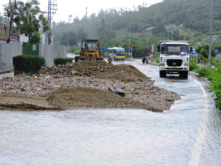 Sạt lở nguy hiểm ở Nha Trang sau mưa lớn - Ảnh 3.