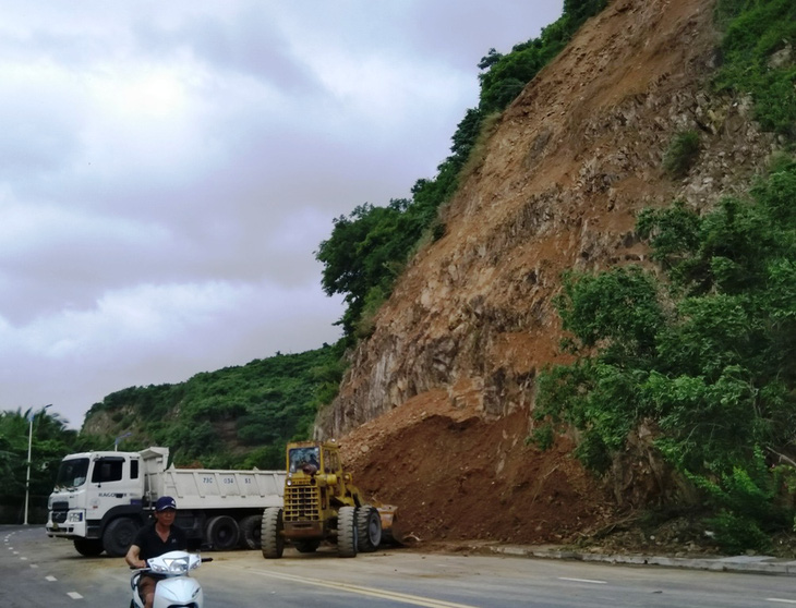 Sạt lở nguy hiểm ở Nha Trang sau mưa lớn - Ảnh 1.