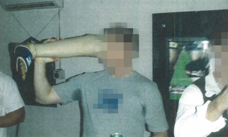 Guardian công bố ảnh binh sĩ Úc uống bia từ chân giả của binh sĩ Taliban - Ảnh 1.
