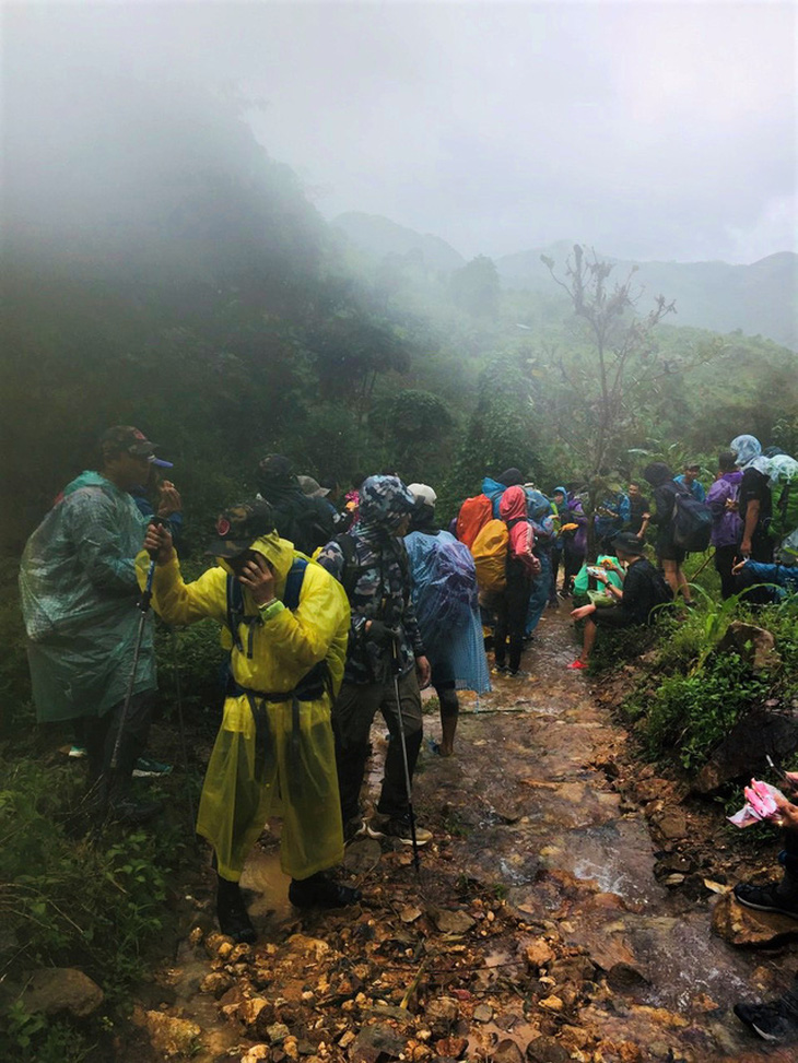 Đoàn du khách bị kẹt trên núi Tà Giang đã xuống núi gặp được người nhà - Ảnh 1.