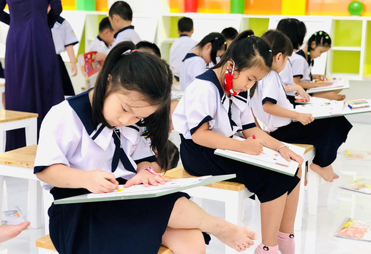 Học sinh tiểu học Việt Nam dẫn đầu khu vực về kỹ năng đọc hiểu, viết, toán - Ảnh 1.