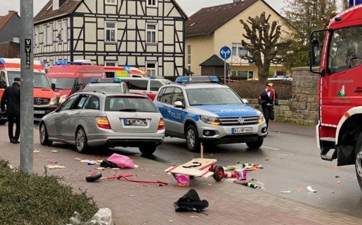 Xe lao vào đường đi bộ ở Đức, 2 người chết và nhiều người bị thương - Ảnh 3.