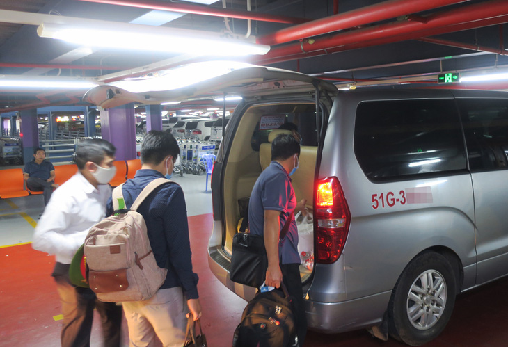 Tài xế xe công nghệ ở sân bay Tân Sơn Nhất nêu 3 giải pháp - Ảnh 1.