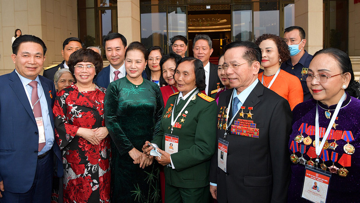 Đoàn đại biểu Đại hội Thi đua yêu nước vào lăng viếng Chủ tịch Hồ Chí Minh - Ảnh 1.