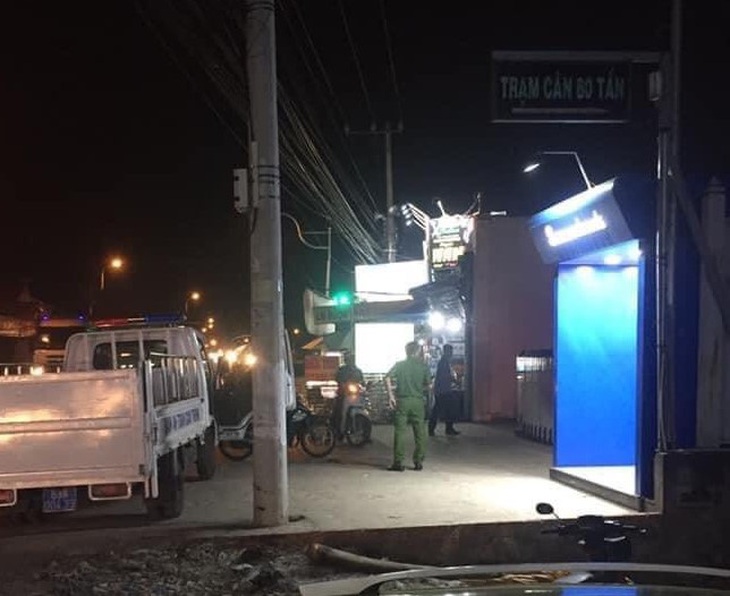 Bị trừ tài khoản nhưng không nhận được tiền, lấy búa đập bể trụ ATM để minh oan với vợ - Ảnh 2.