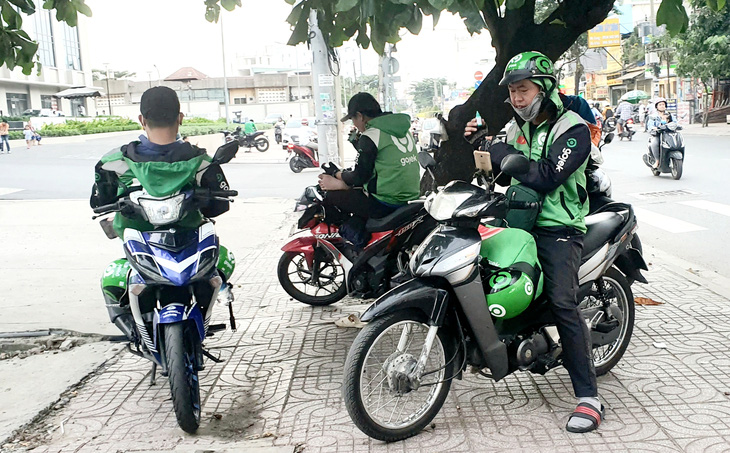 Grab và Gojek thu phụ phí dịp tết 5.000 - 15.000 đồng/chuyến - Ảnh 1.