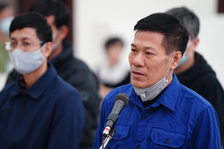 Cựu giám đốc CDC Hà Nội bị đề nghị 10-11 năm tù vì nâng khống giá máy xét nghiệm - Ảnh 1.