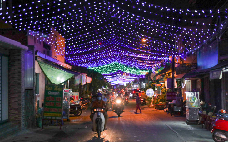 Xóm đạo Sài Gòn bắt đầu lên đèn chuẩn bị đón Giáng sinh