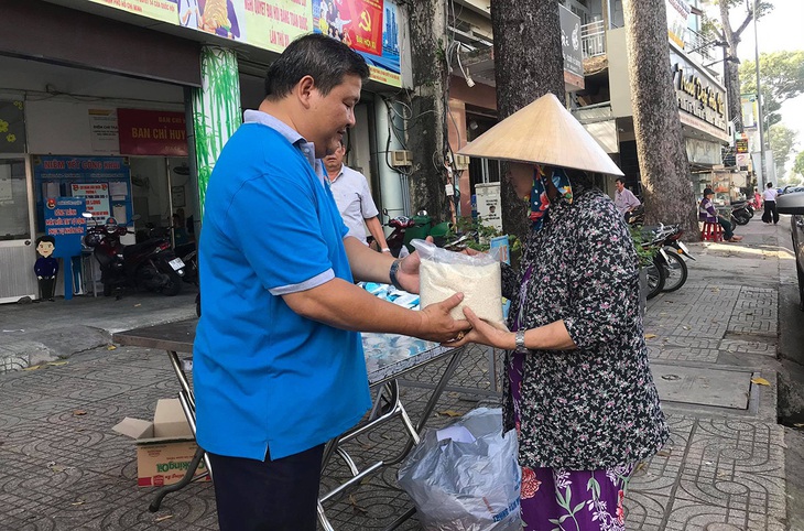 Đổi rác tái chế lấy thực phẩm, giúp người khó khăn - Ảnh 1.