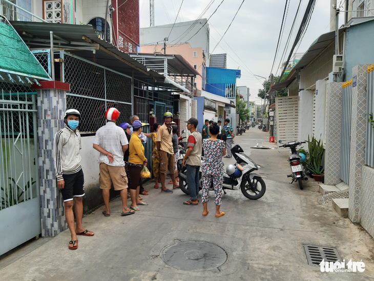 Nam thanh niên trong vụ nổ súng loạn xạ trong đêm đã chết tại bệnh viện - Ảnh 1.