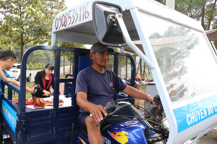 Ông Minh cô đơn tặng 3 xe máy cho sinh viên sau khi được tặng xe mới - Ảnh 1.